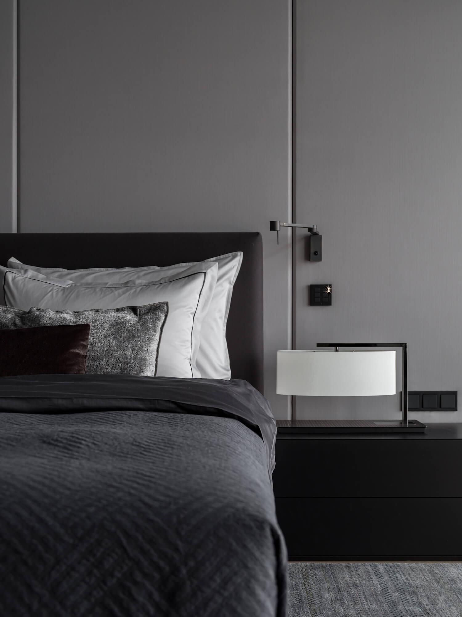 莫斯科黑色系公寓设计 既沉稳又有质感-15