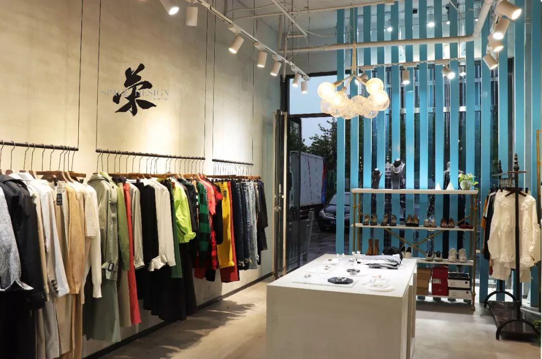 现代工业风翻修,韩姐的店铺焕新亮相-9