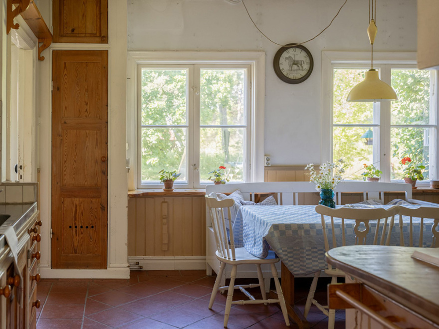 瑞典老村校改造的大型明亮别墅-31