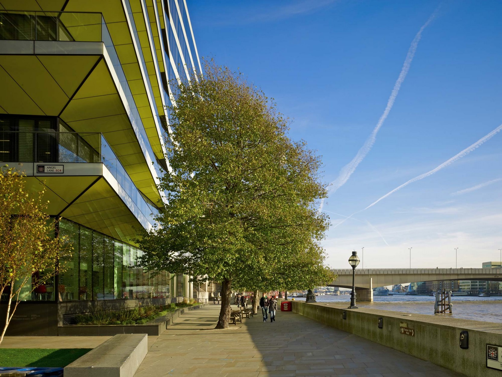 河岸别墅；河滨住宅；河畔公馆（三个根据不同情境从通用语境考虑比较常用的表达，可按需选择其一 ）

注：最好能提供完整语境，以便输出最贴切唯一的翻译如果在建筑行业领域，河岸府邸相对更适合；如果是住宅介绍，河岸别墅会较合适；若作为酒店之类的名称，河滨酒店也有可能个人倾向按住宅常见角度用河岸别墅 丨英国伦敦丨David Walker Architects-29