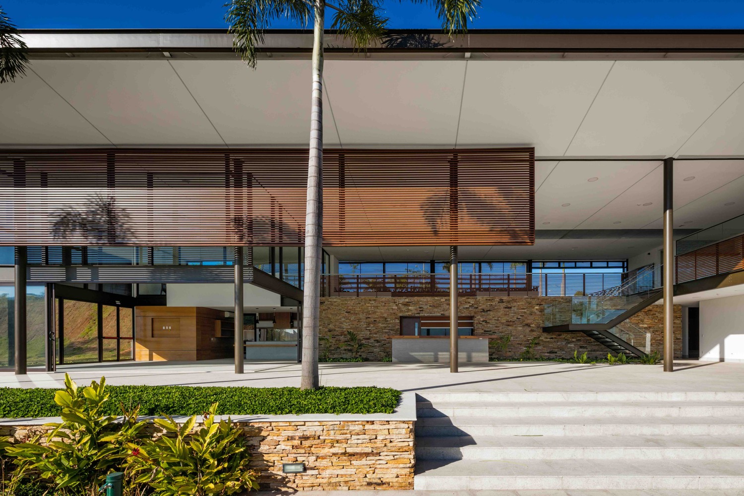 巴西自然景观中的社交俱乐部总部-43