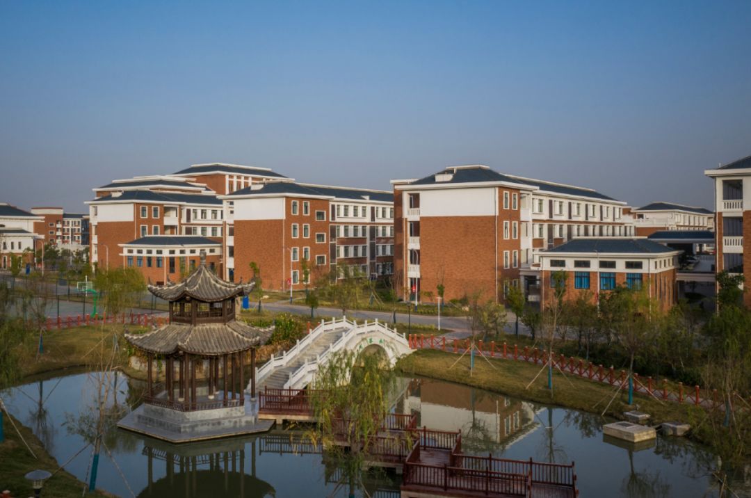 霍邱一中楚汉风新校区 | 两轴一心,江南水景校园-31