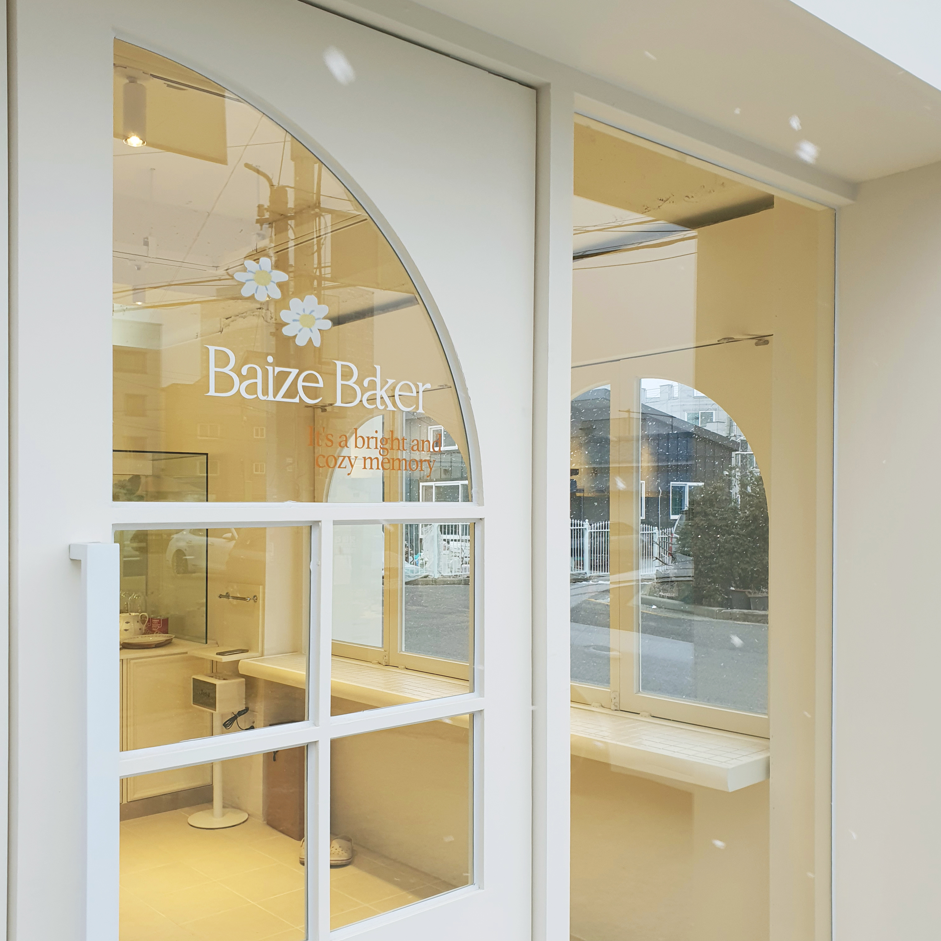 韩国烘焙店"베이즈"——极简白色风格的设计魅力-11