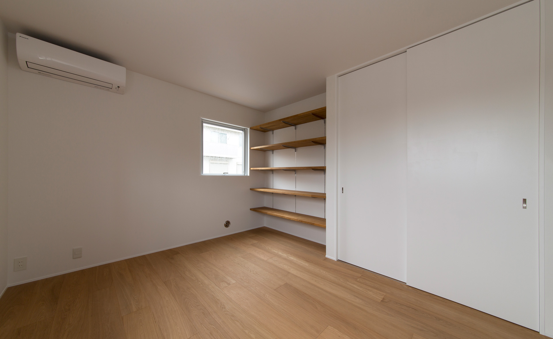 日本 Shiga 极简住宅 | 1.5 楼台打造私密户外空间-17