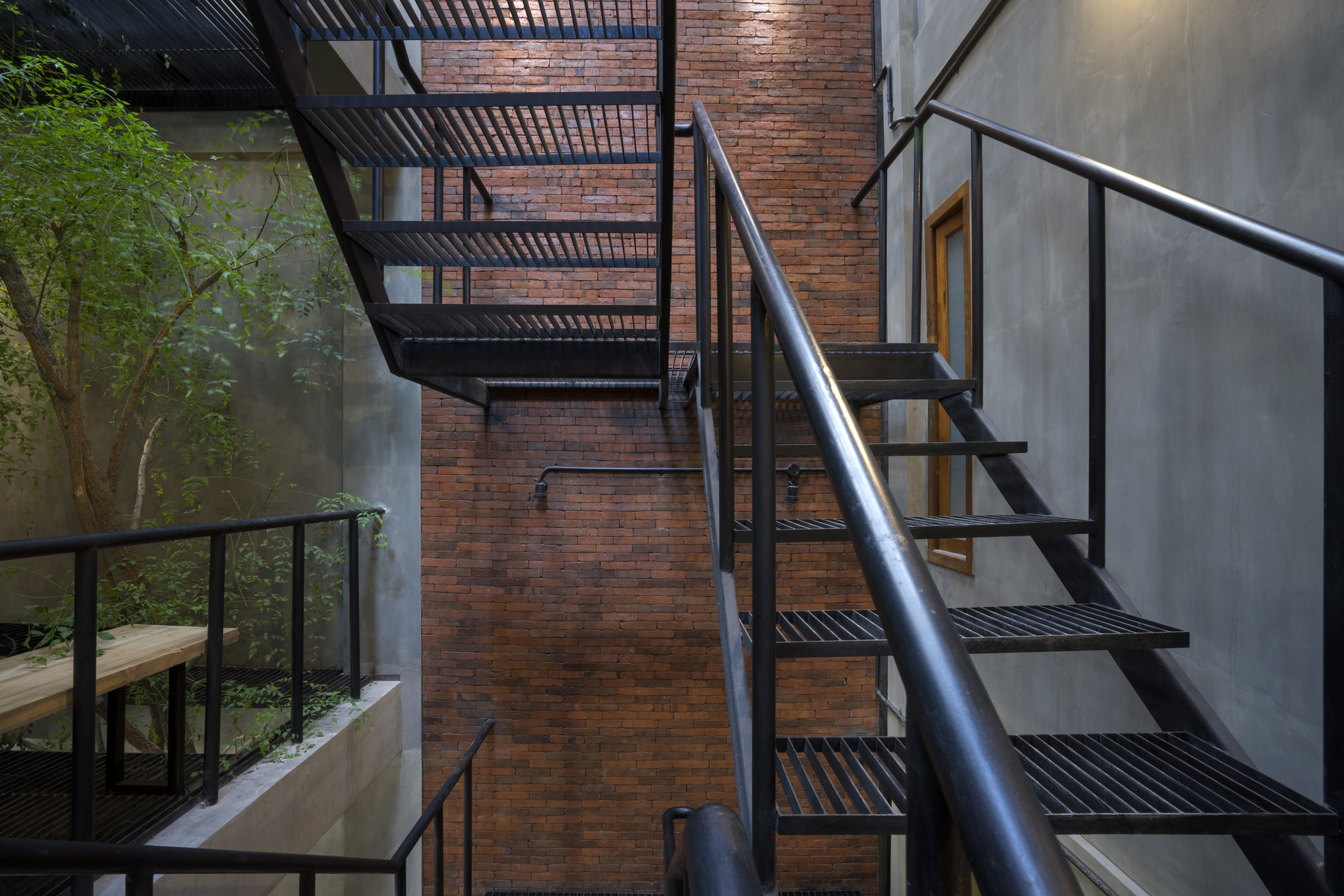 Permeable Junction Boarding House / Andyrahman Architect-18