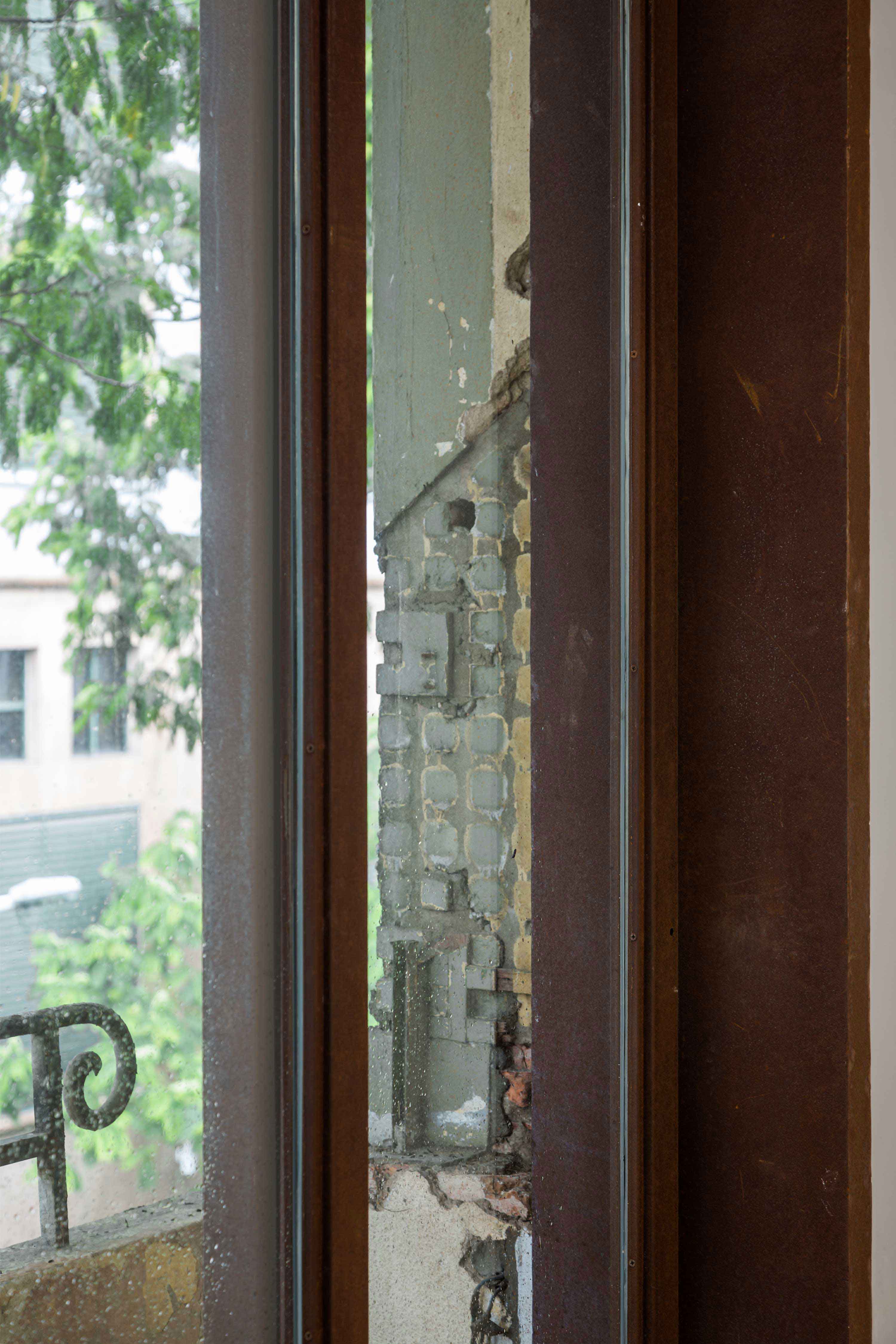 嵌入历史的临时艺术空间-22