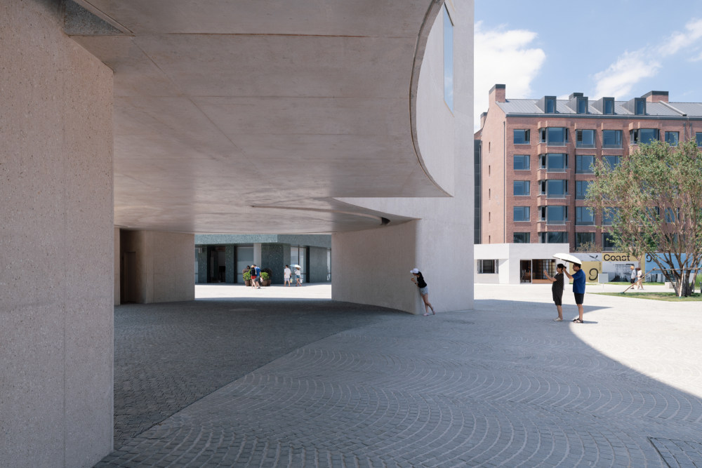 降落在阿那亚广场上精密音乐盒子的混凝土礼堂设计丨中国秦皇岛丨直向建筑-5