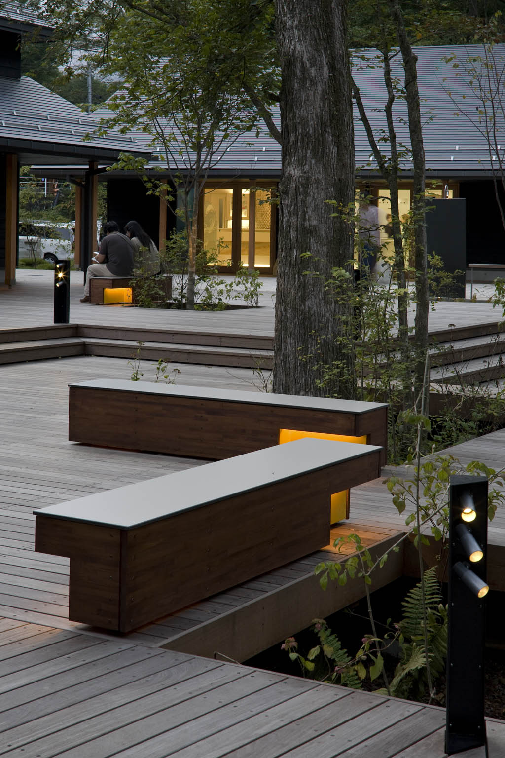 榆树露台 · 融入自然的休闲商业空间丨日本长野丨东环境·建筑研究所,都市环境照明研究所(ICE)等-25