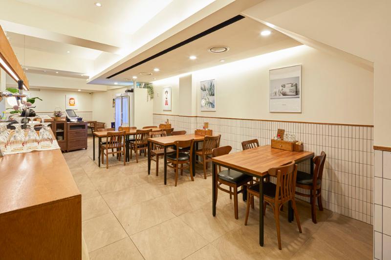 30 平米日式料理店，极简风格打造温馨美食空间-4