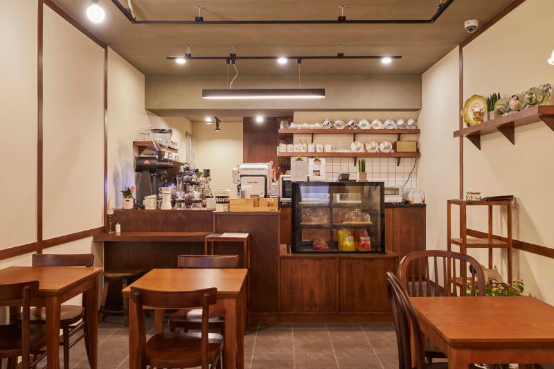 12 坪极简咖啡厅，温馨氛围中的白色与木质元素-6