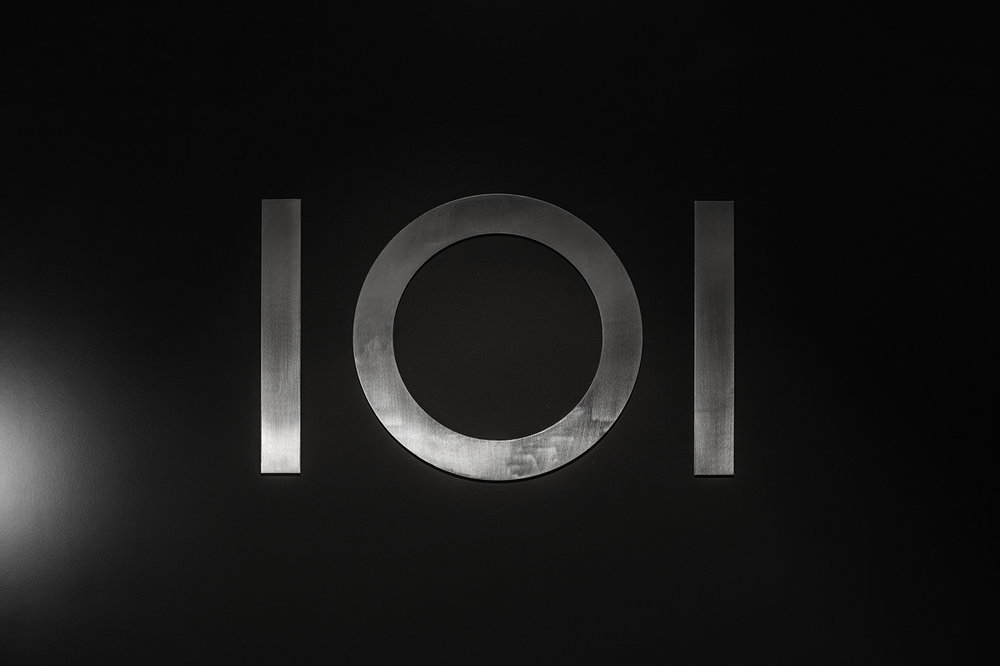 玻璃墙隔绝繁忙，温暖灯光映照品酒空间-15