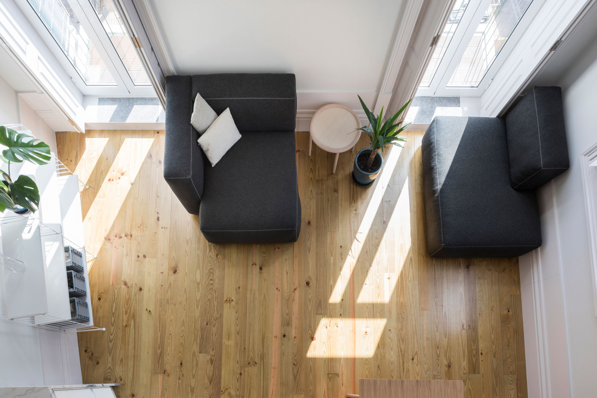 历史中心 19 世纪联排别墅改造,黑白对比展现现代魅力-18