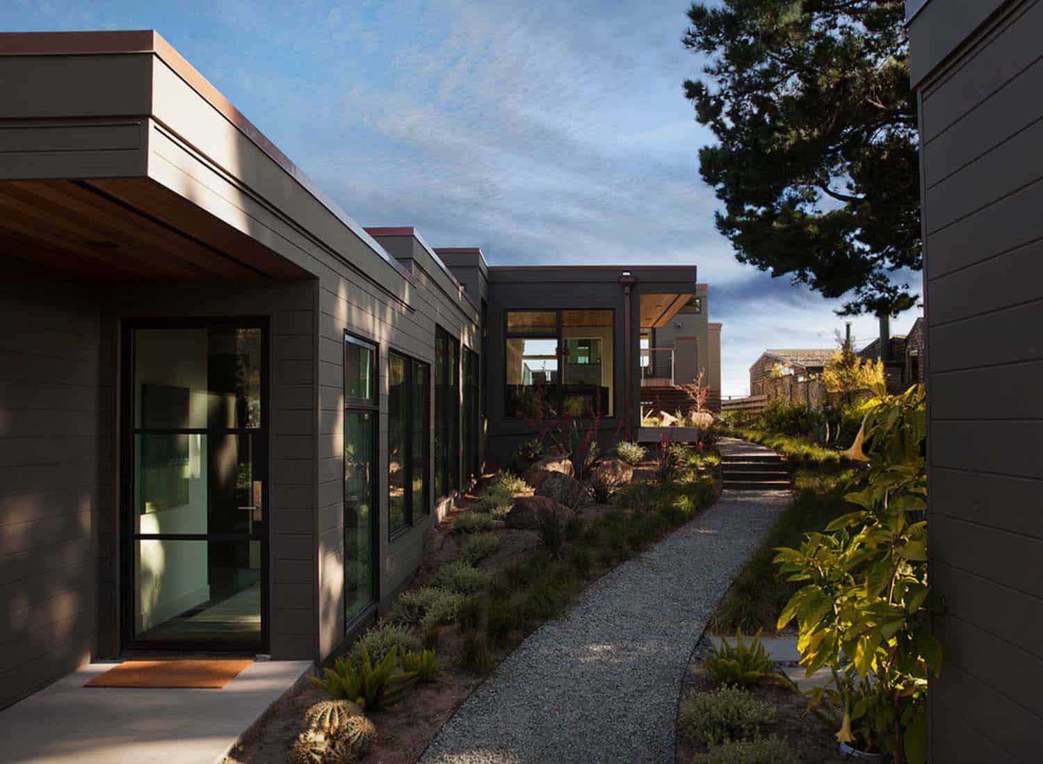 Seaside retreat celebrates indoor-outdoor living in Stinson Beach-2