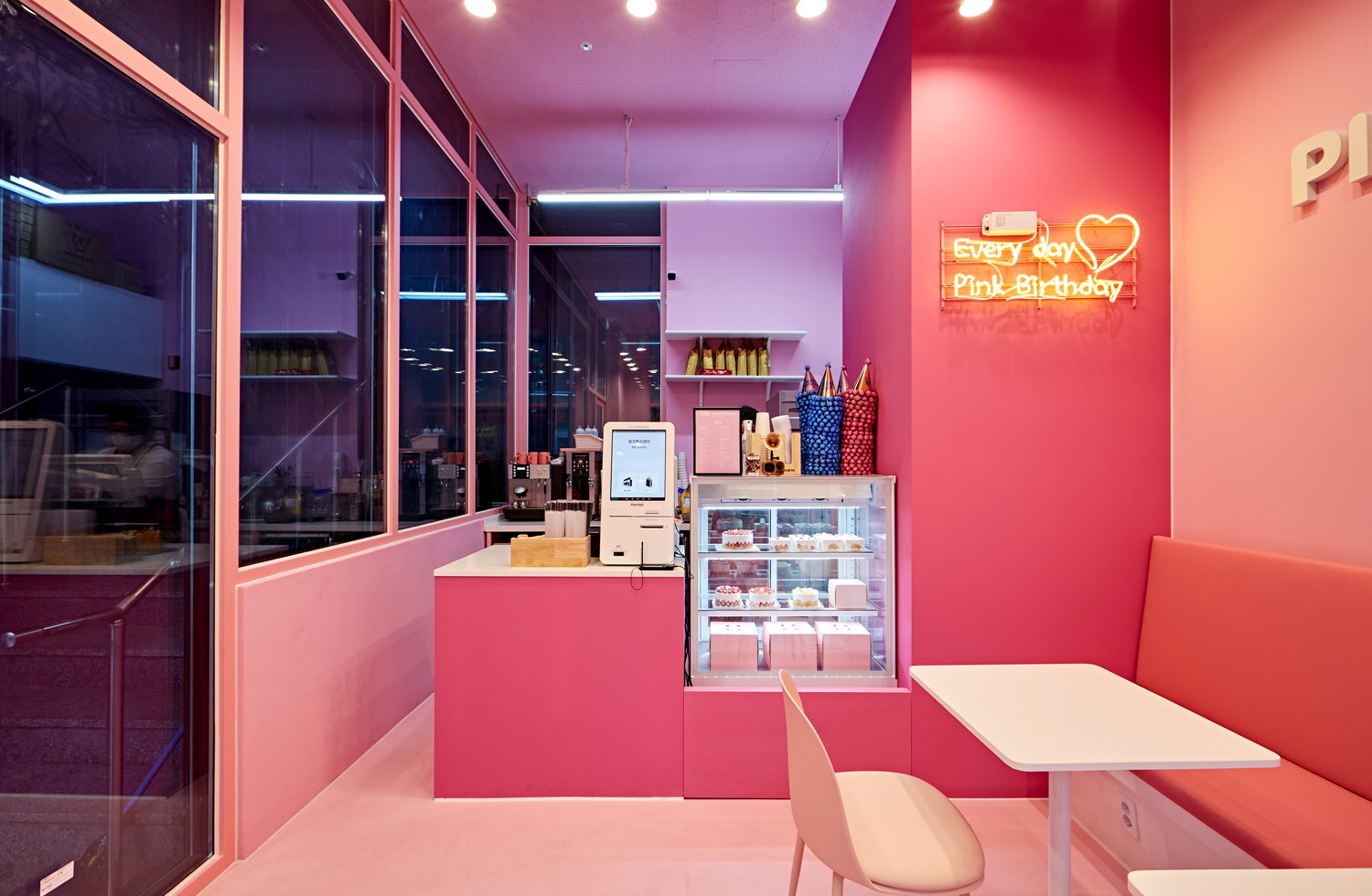 粉色碰撞的极致魅力 | 10 平米厨房的创意设计-3