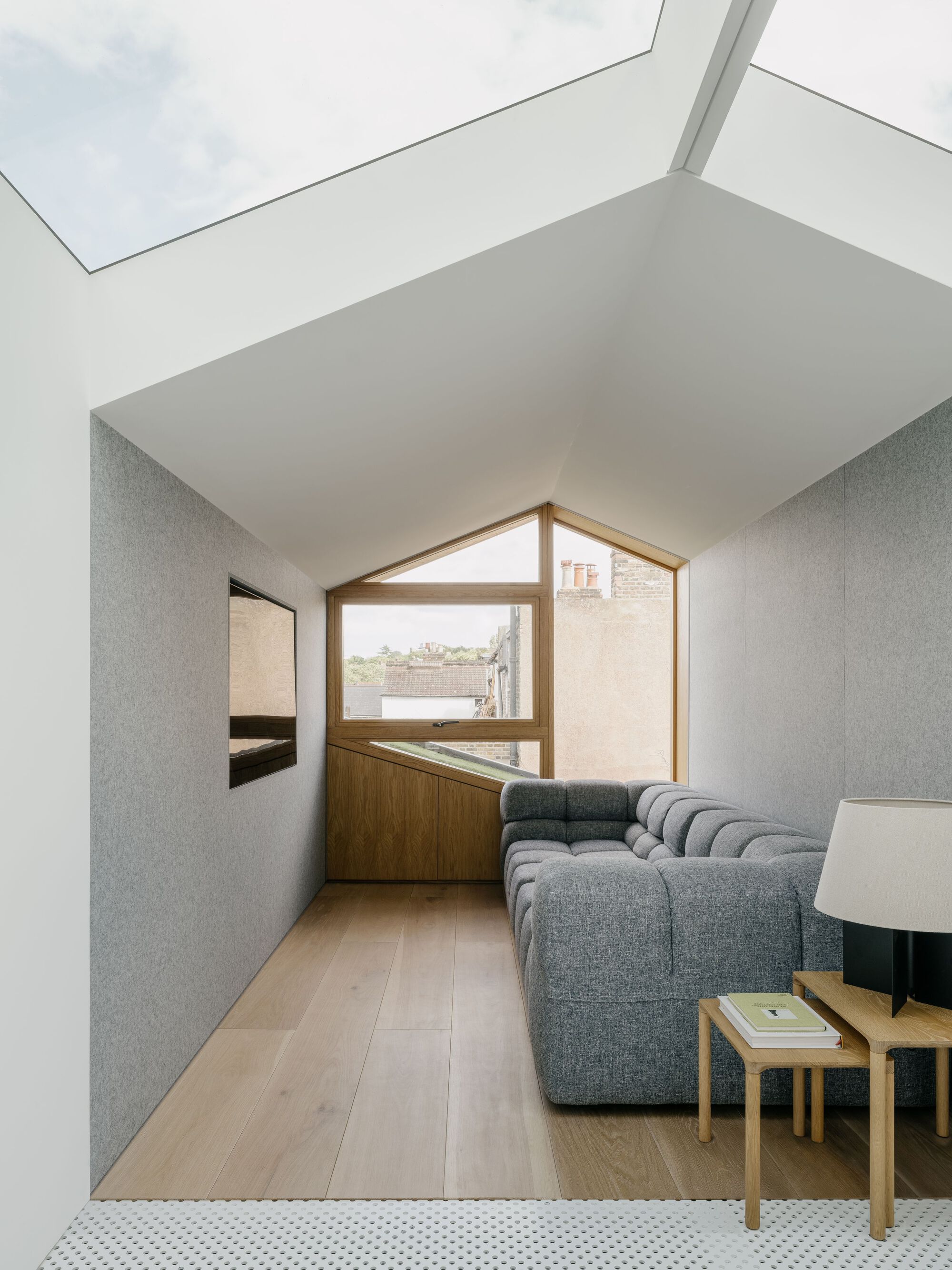 光隙间洒下光影的家庭住宅（注：komorebi是日语外来词，指从树叶缝隙间洒下的阳光） 丨英国伦敦丨ConForm Architects-24