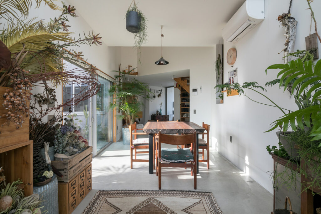 高台から緑豊かな公園を望む　緑の専門家夫妻が建てた 星型の実験住宅 | Green | 100%LiFE-1