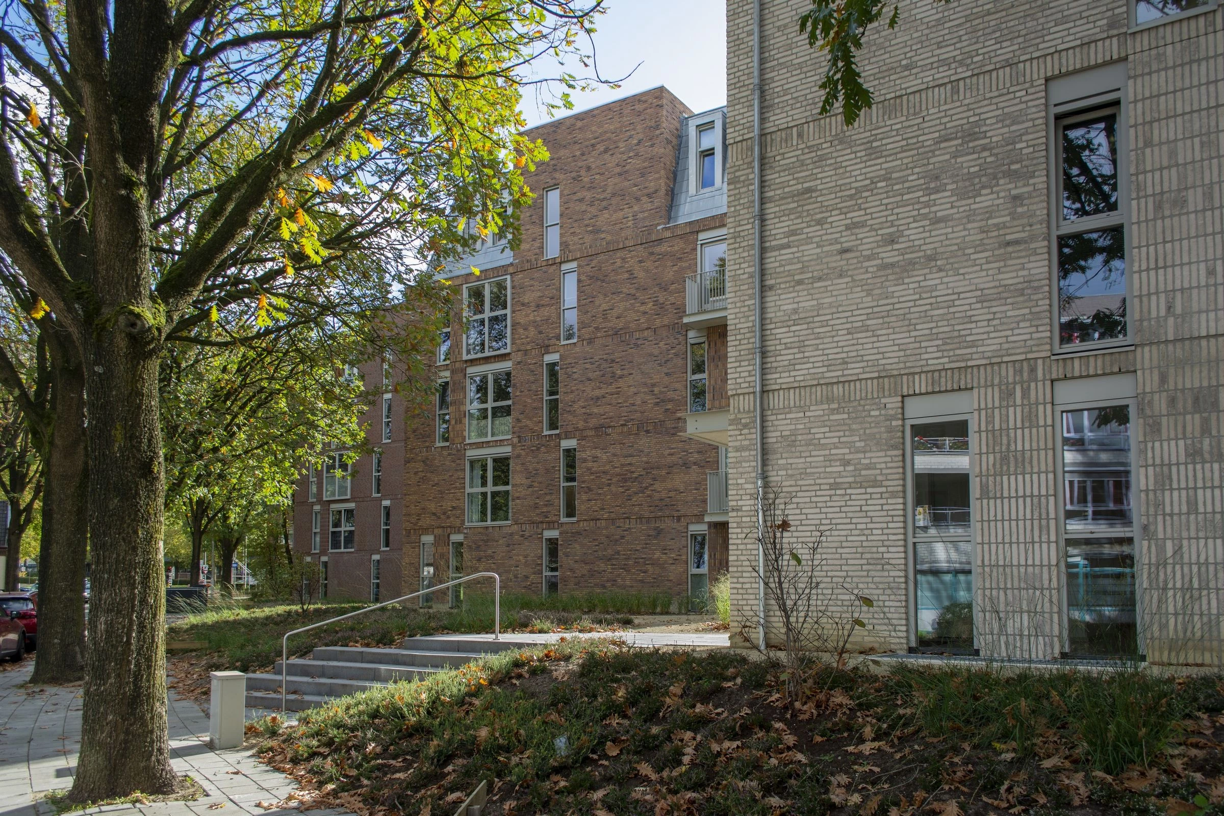 荷兰绿意盎然的三层别墅设计-13