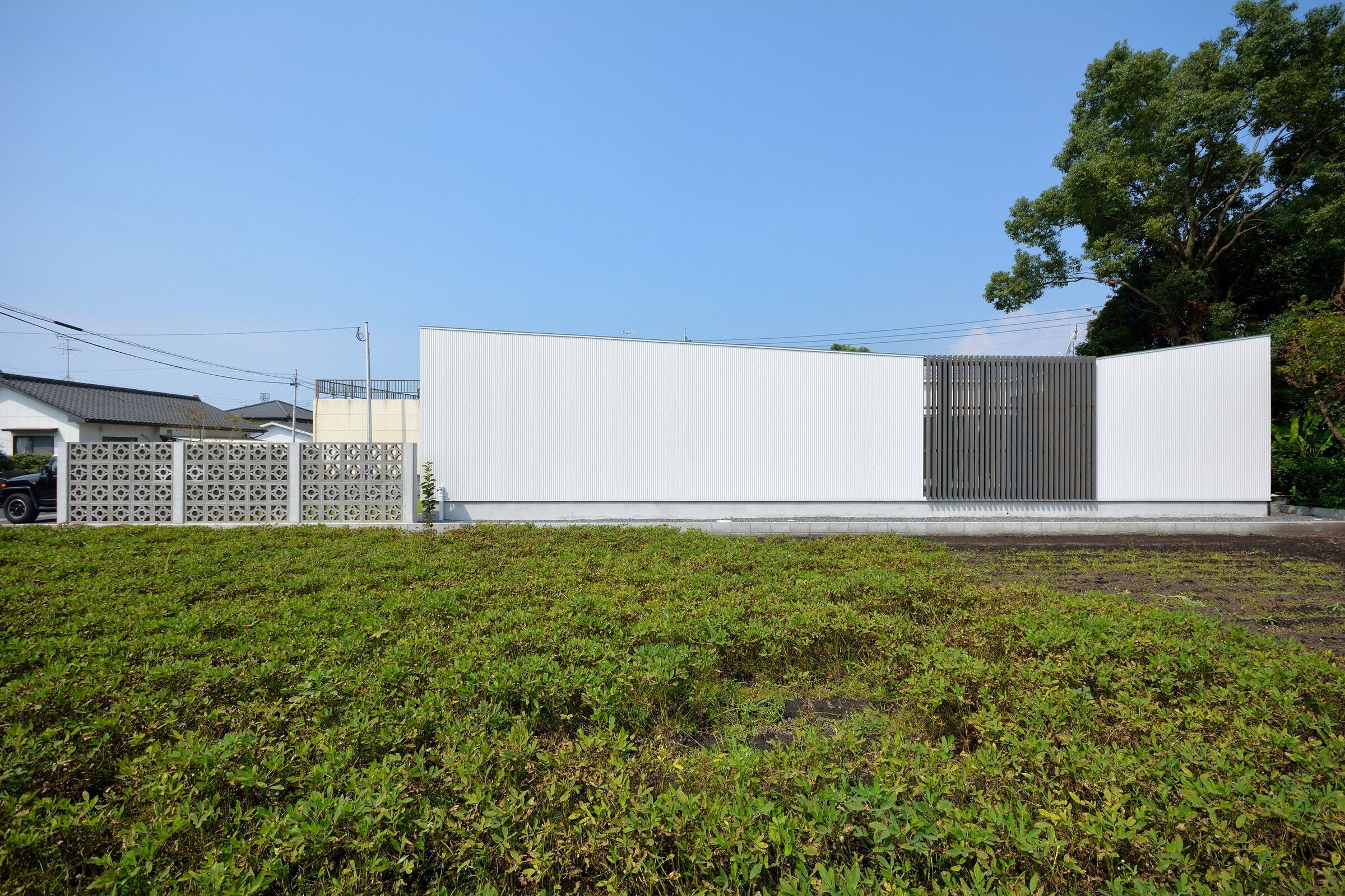 日本长型场地上的简约木质住宅-12