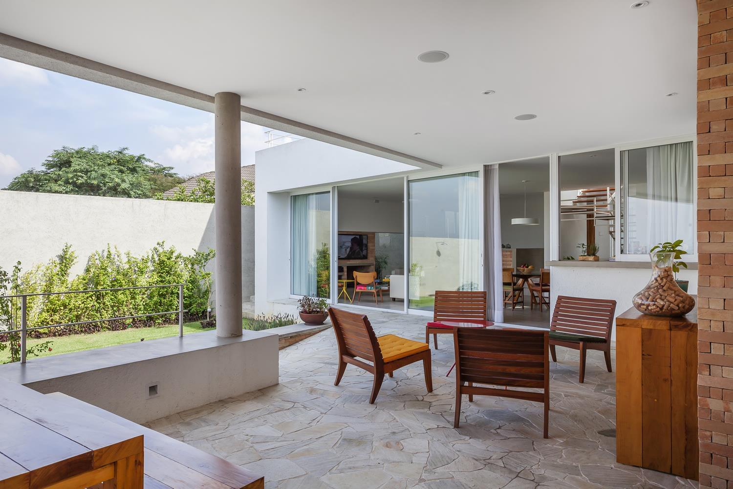 巴西梯形地块上的现代住宅设计-17