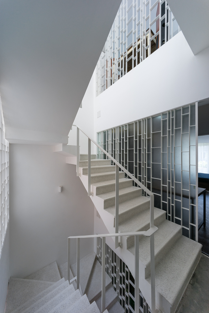 ZAKK ANDS HOUSE 透明金属边界与自然光影的完美融合-20