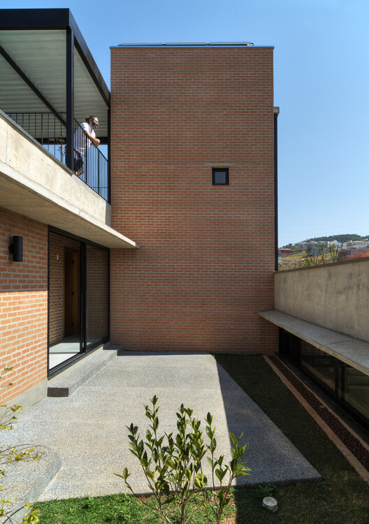 巴西 Centro Arquitetura APF House，融入自然的别墅设计-15