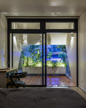 3x30 Introverted House / dmarchitects