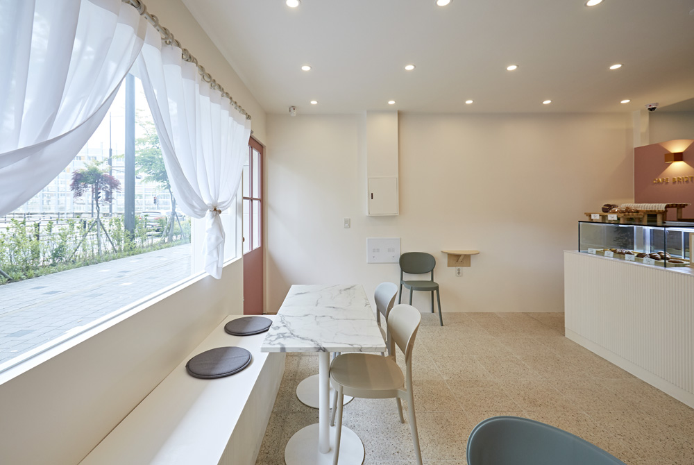 粉色点睛，十平米咖啡小店萌趣空间-10