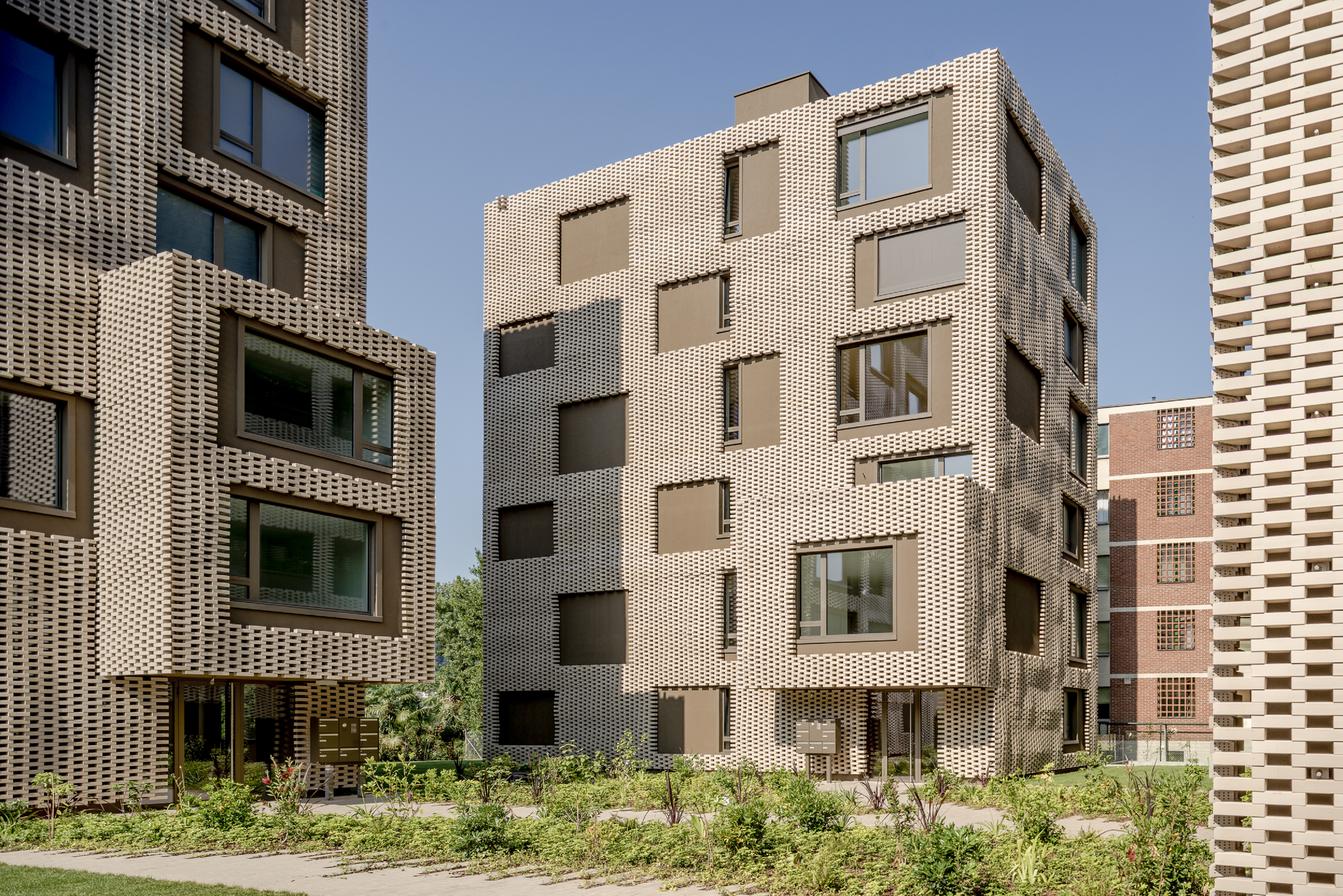 瑞士洛迦诺市“Residenza Le Stelle”项目 | 创新模块化立面设计-40