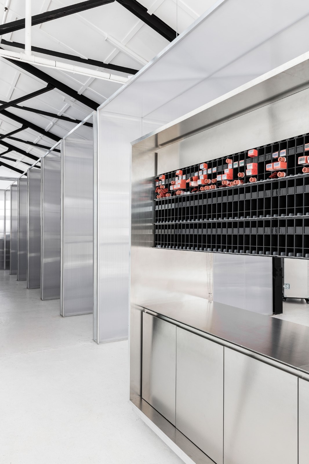 Usfin Atelier: George Livissianis在圣彼得斯的无性别发廊-9