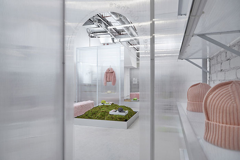 简约舒适,打造吸引人的服装店空间-27