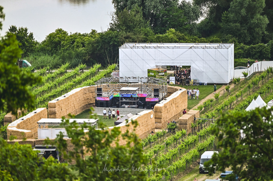 Ženy Víno放克音乐节装置丨斯洛伐克丨Jakub Kolarovič Architects-14