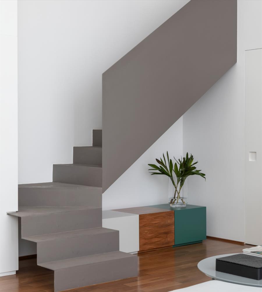 巴西 SP 住宅 | 金属折叠楼梯设计，双层高客厅与泳池完美融合-2