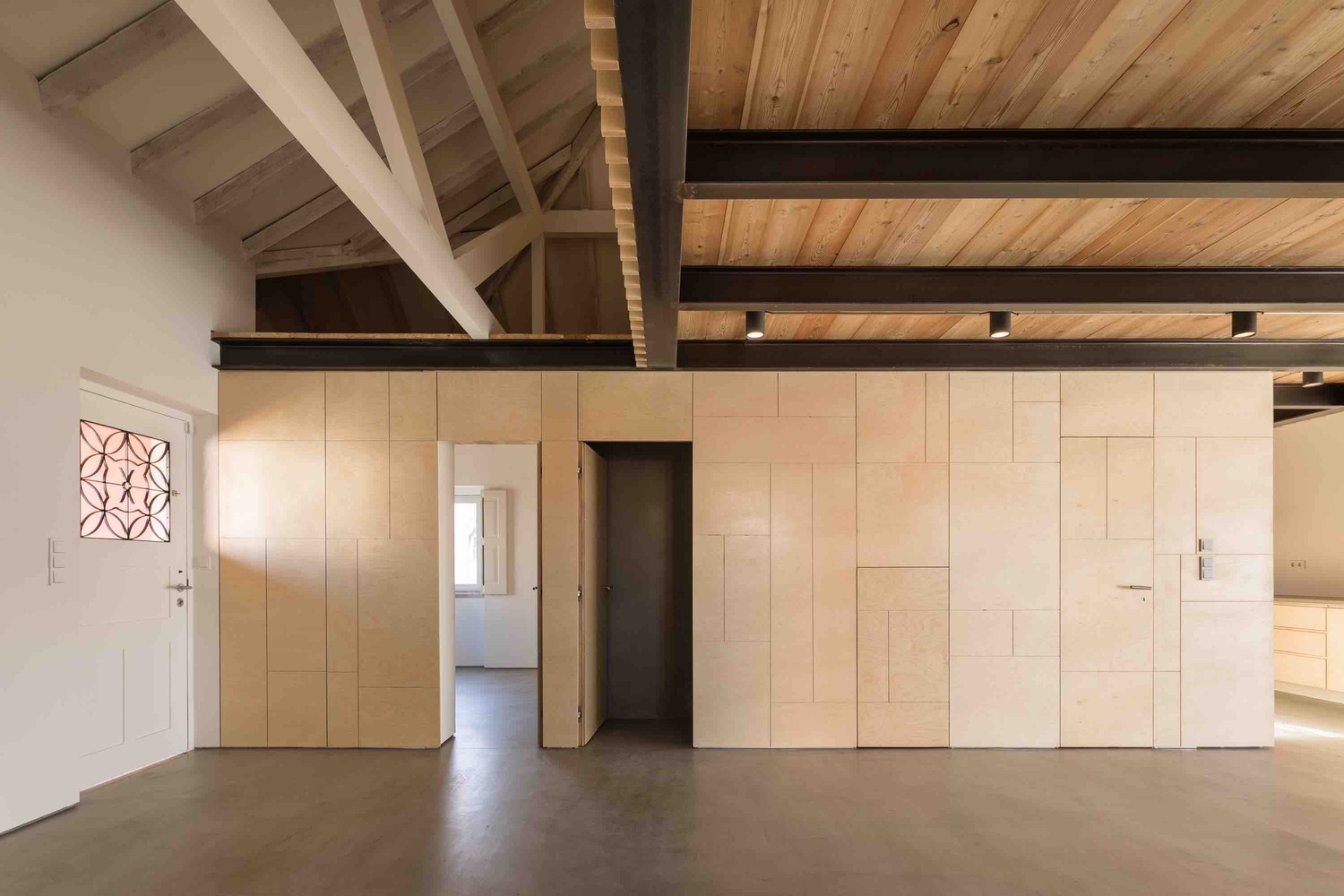 葡萄牙特拉法里亚度假屋 | 木质分隔打造舒适私密空间-55