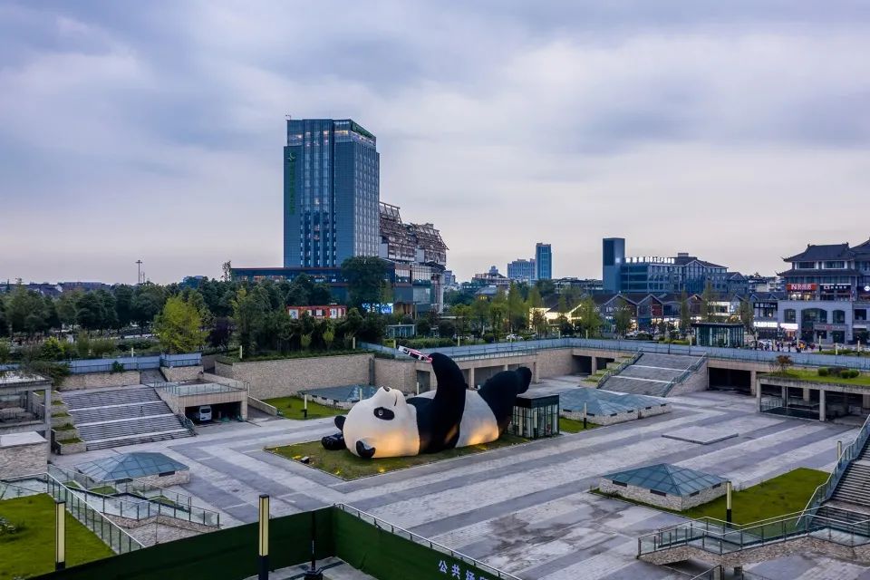 巨型“自拍熊猫”艺术装置丨UAP-1