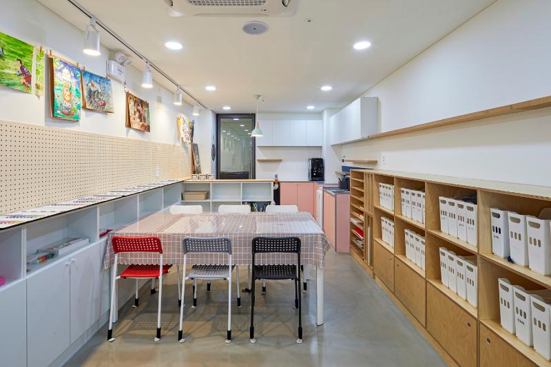 简约温馨的 8 坪美术教室设计-4