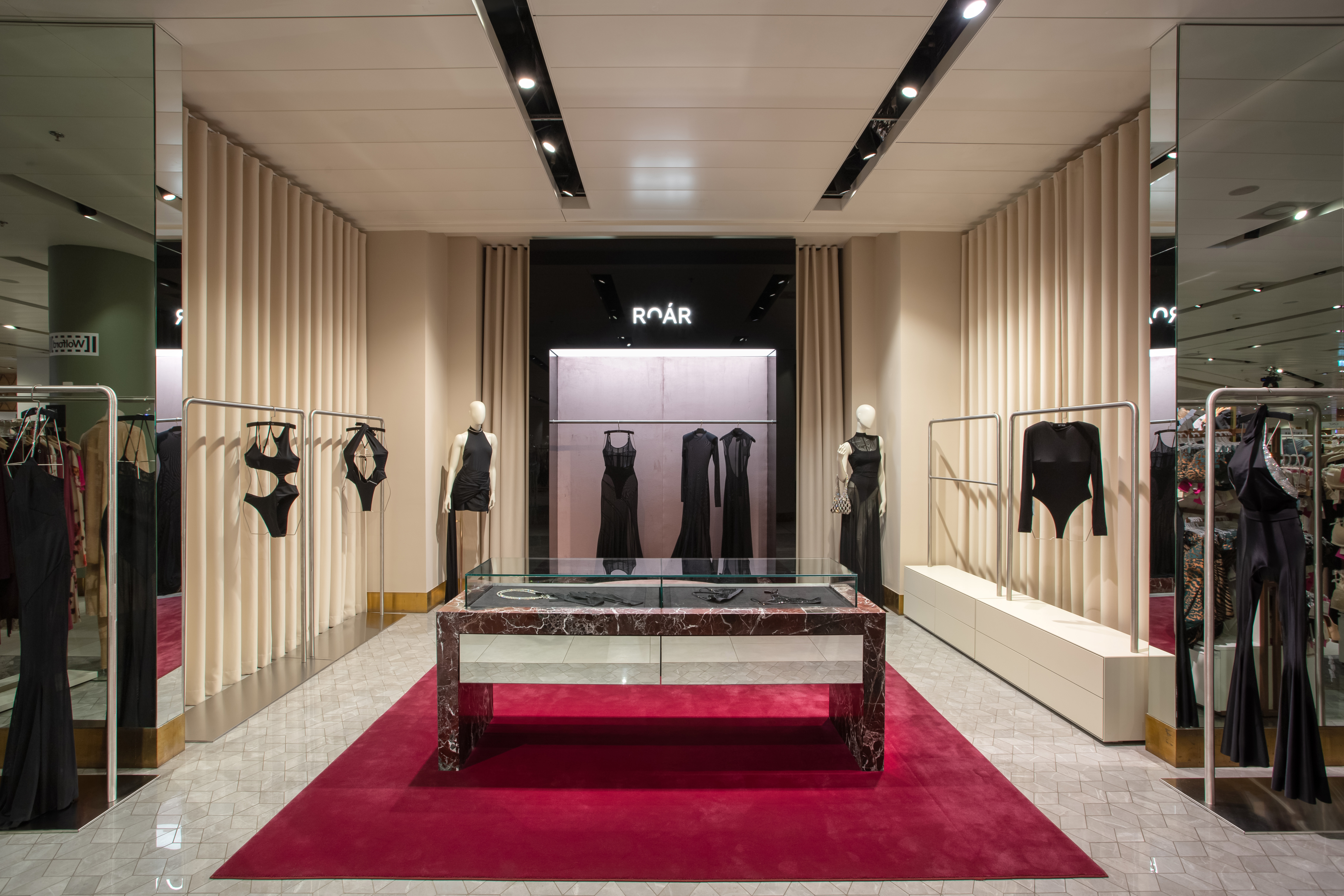 银座三越百货的咆哮角

注：TSUM常见指日本东京银座的三越百货（Mitsukoshi Ginza），这里推测 ROAR CORNER 指一个名为咆哮角的特定区域或角落具体也可结合实际场景进一步确定精准含义 丨DARYNA SHPURYK-6