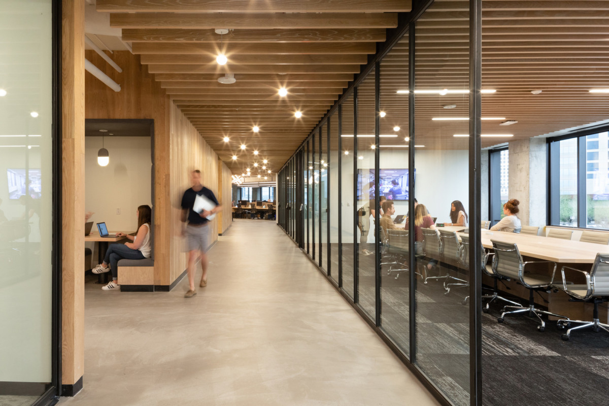 Austin 初创公司 RigUp 现代温馨办公空间-13