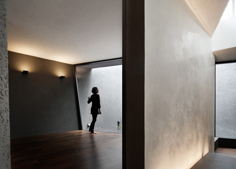 东京“黑棺材”住宅,封闭外表下的明亮空间-21