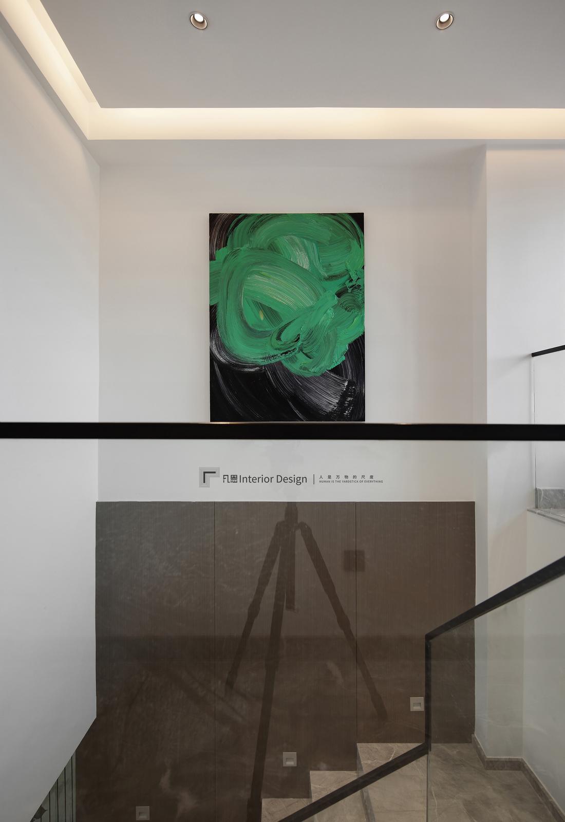 深咖灰调的普拉提会所-15