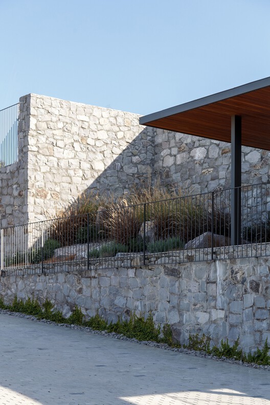 Roccia Residential Condominium | 石墙与自然共生的巴西生态住宅-31