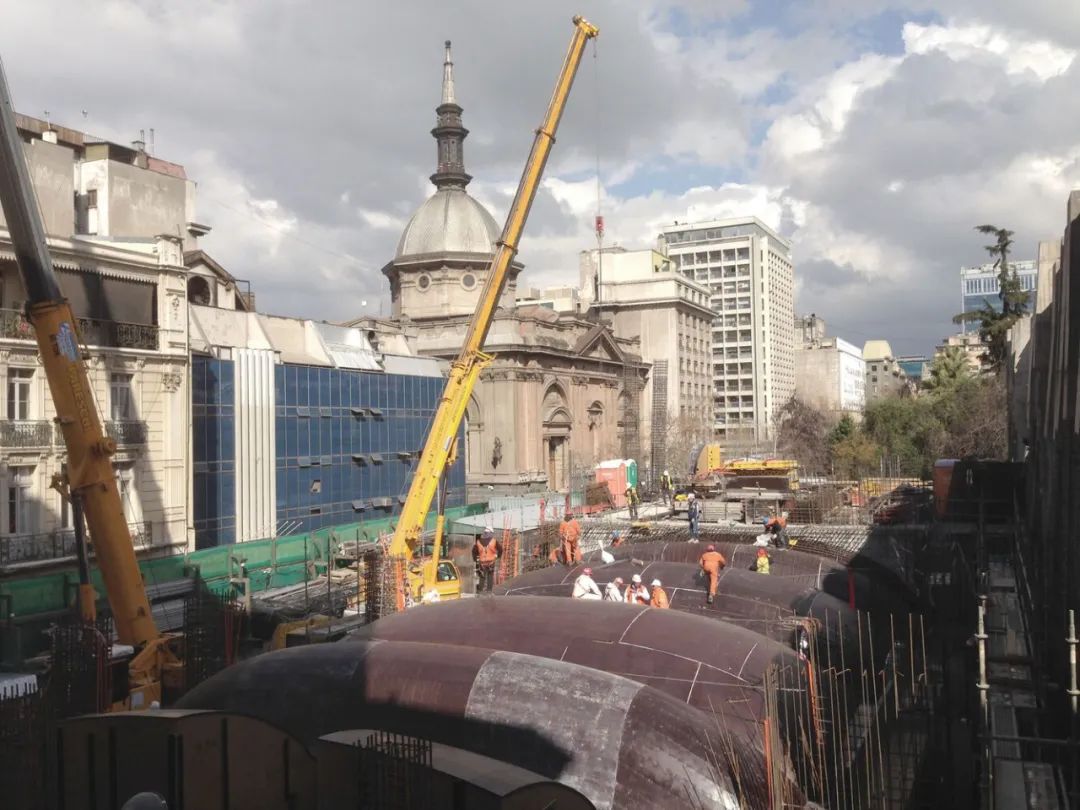 在石窟內穿越城市，聖地亞哥地鐵站Plaza de Armas Metro Station Building／Beals Lyon Arquitectos | FAM-17