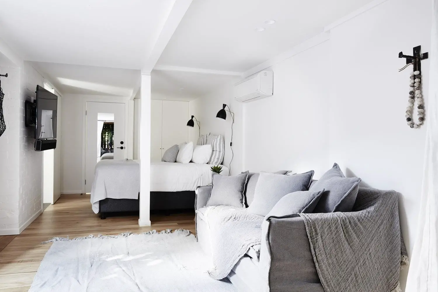 Byron Bay 海滩别墅 | 极简黑白风格设计-7