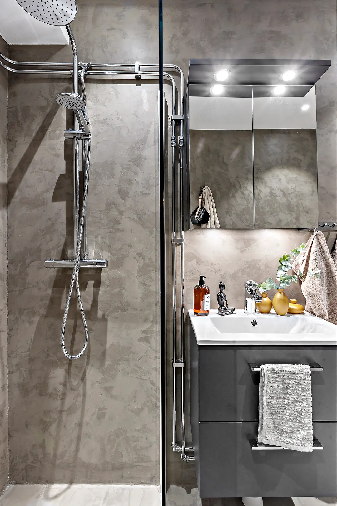 瑞典现代风格小公寓的玻璃隔墙设计-7