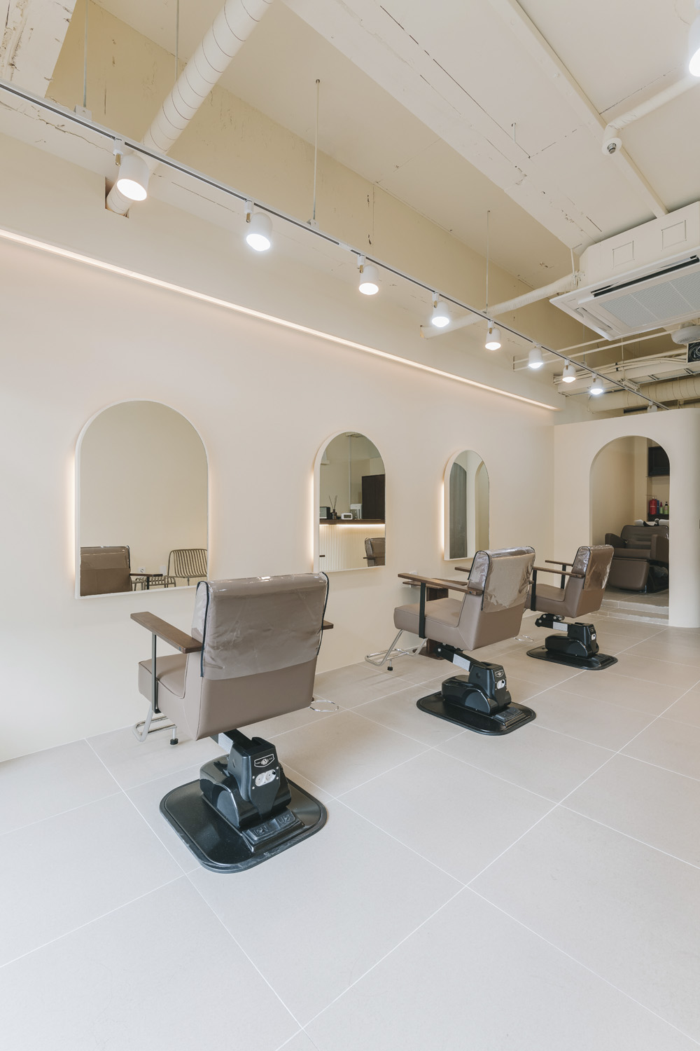 白色与木质，打造 10 平米的清新美容空间-11