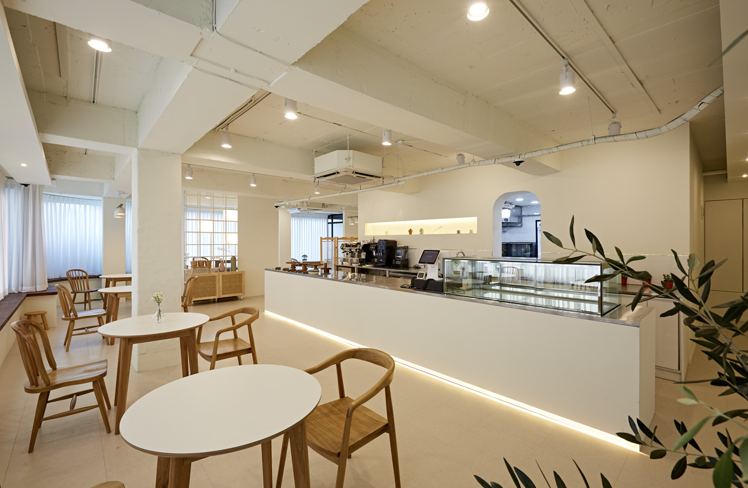 "白色与木质，打造 25 平米极简咖啡厅空间"-3