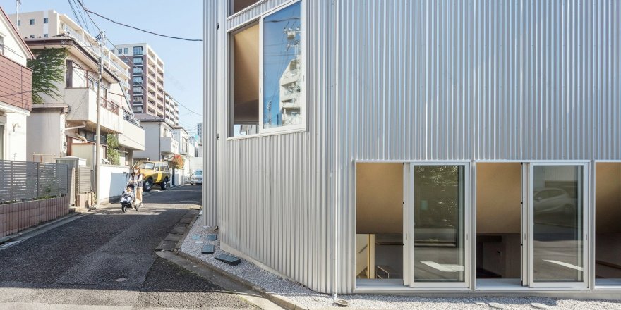 "东京'公寓 S' | 倾斜角落与宽敞开口赋予空间活力"-0