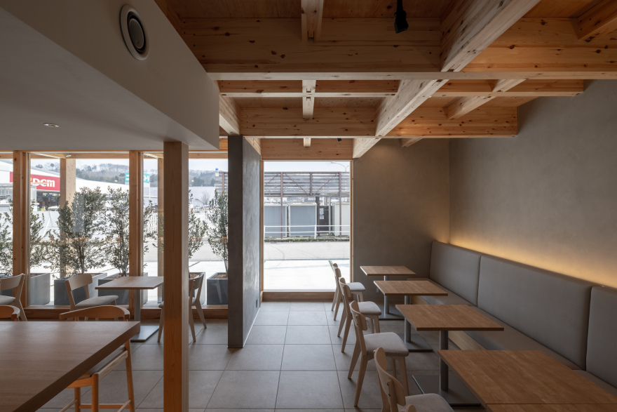 Café with a Large Tree in the Middle of Town / Kazuto Nishi Architects + toitdesign-11