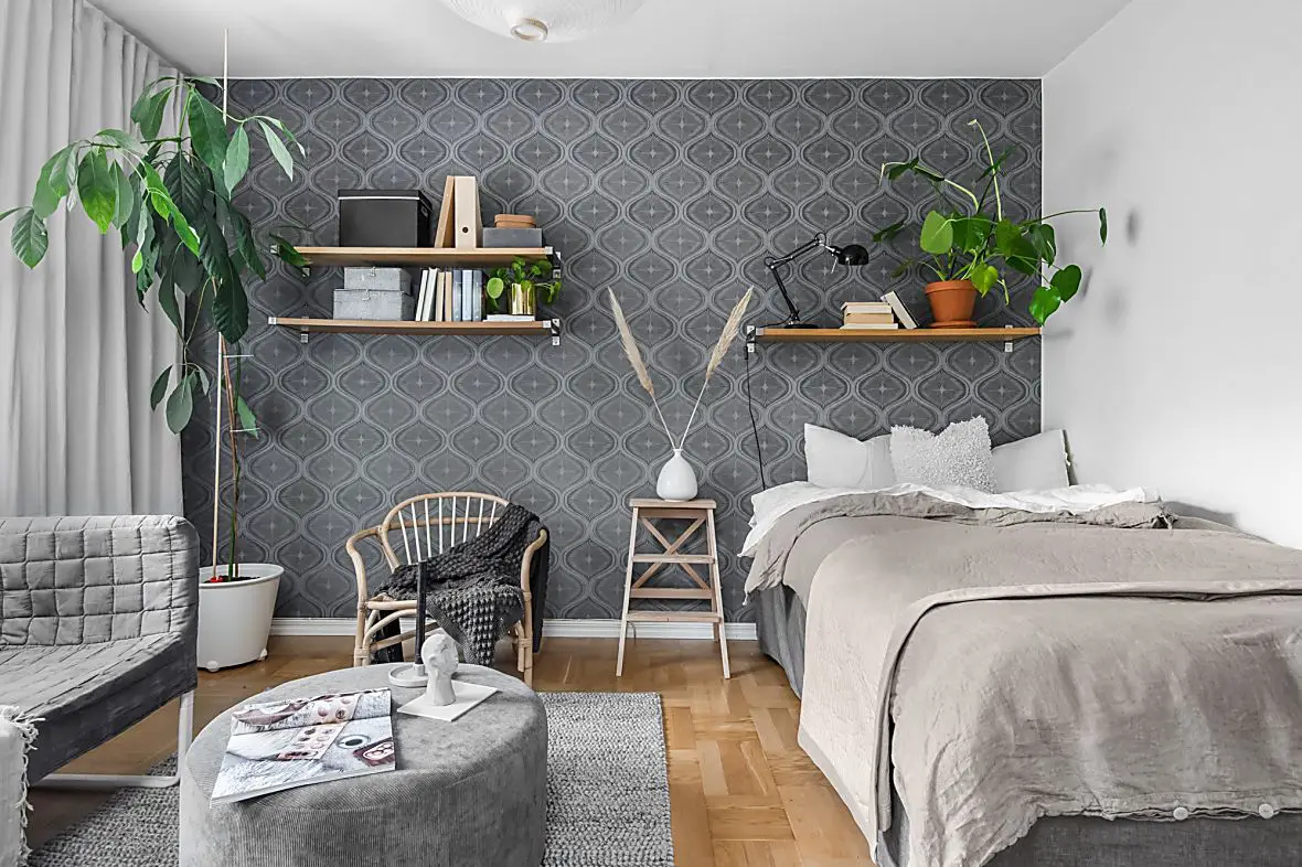 28 平米灰色系公寓，用图案壁纸与藤编家具营造温馨时尚空间-3