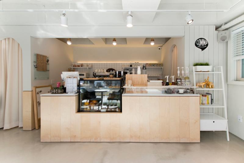 简约 10 坪咖啡厅，白色&木质空间设计-4