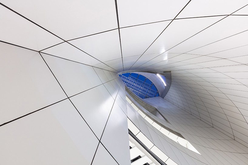 香港西九龍文娛藝術區戲曲中心，像是由金屬編織而成的大燈籠。 - WEHOUSE-7